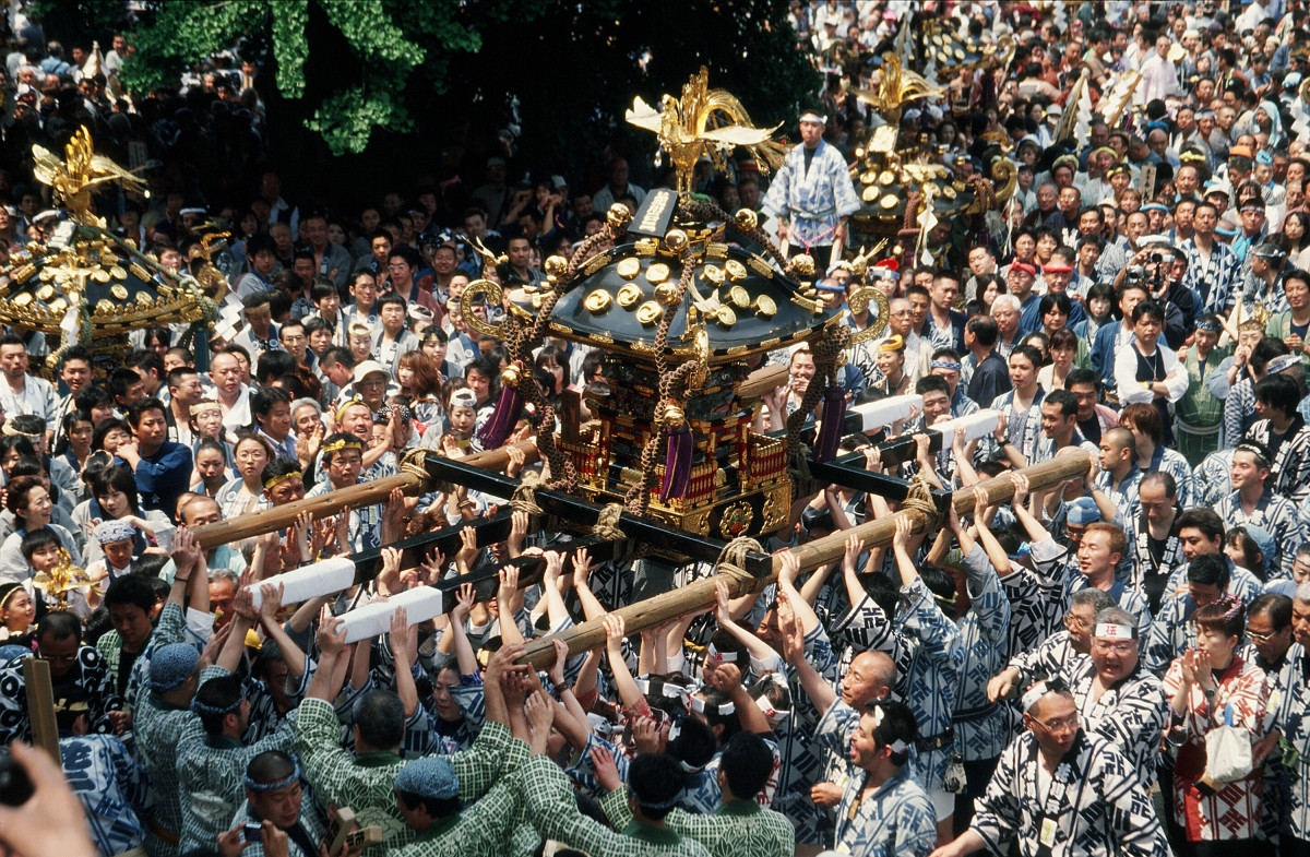 三社祭の神輿渡御の様子（写真提供＝台東区）